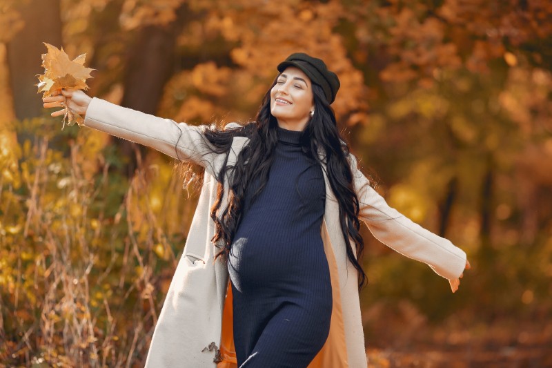 Modnie i wygodnie: ciążowe stylizacje na jesień, które pokochasz