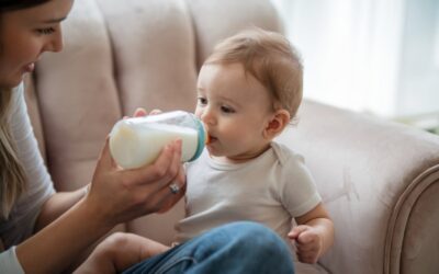 Karmienie piersią a mleko modyfikowane – co wybrać i dlaczego?