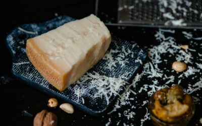 Czy można jeść parmezan w ciąży? Bezpieczny dodatek do makaronu czy ryzyko dla dziecka? Wyjaśniamy paradoks mleka niepasteryzowanego