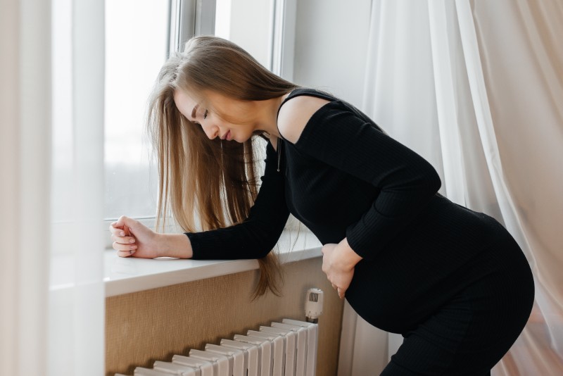 Plamienie w ciąży – kiedy do szpitala? Jak odróżnić niegroźny objaw od sygnału alarmowego?