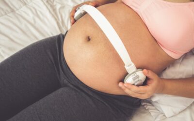 Czy maluch w łonie mamy słyszy dźwięki z otoczenia? Medyczne fakty o rozwoju słuchu i wpływie muzyki na płód