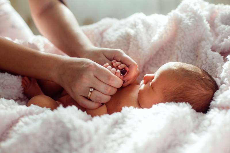 Ile dziecko powinno przybierać na wadze? Tabela 1m – 4 lata